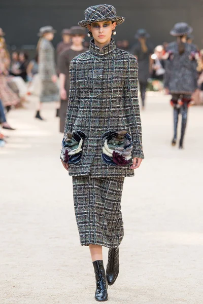 Look 24